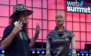 Ben Goertzel et Sophia le robot pendant le Web Summit, le 7 novembre 2018, à Lisbonne.