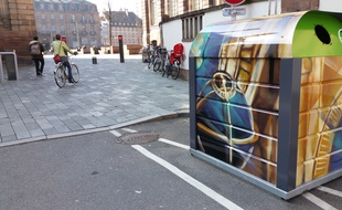 A Strasbourg, de nombreux conteneurs à verre du entre (comme celui-ici près de la cathédrale) sont déjà décorés en peinture.