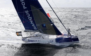 François Gabart était toujours en tête du Vendée Globe mercredi soir mais il n'arrivait pas à se dégager du Pot au Noir et son plus dangereux adversaire, Armel Le Cléac'h, était revenu comme un avion de chasse sur lui après avoir à son tour franchi l'équateur.