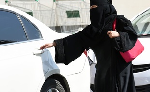 Une Saoudienne entre dans une voiture à Riyad, le 26 octobre 2014.