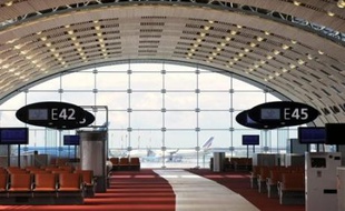 La "jetée" du terminal 2E de l'aéroport de Roissy Charles-de-Gaulle, vaste zone d'embarquement surmontée d'une immense verrière de 660 mètres, devait accueillir son premier vol dimanche, quatre ans après son effondrement partiel qui avait provoqué la mort de quatre passagers.