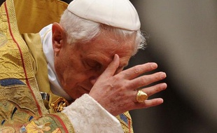 Le pape Pie XII a été "l'un des grands justes, qui a sauvé des juifs plus que personne", déclare Benoît XVI dans un livre d'entretiens intitulé "Lumière du monde" qui sort mardi.