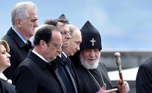Les présidents serbe Tomislav Nikolic, français Francois Hollande, chypriote Nicos Anastasiades, russe Vladimir Poutine et le chef de l'église catholique apostolique arménienne Garegin II, lors des cérémonies marquant le centenaire du déclenchement des massacres d'Arméniens, le 24 avril 2015 à Erevan