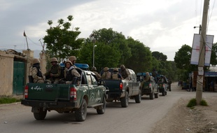 Les forces de sécurité afghanes se rendaient sur le site d'une attaque terroriste dans la base militaire près de Mazar-è-Charif, le 21 avril 2017