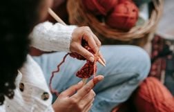Comment le tricot est devenu tendance chez les jeunes adultes ?