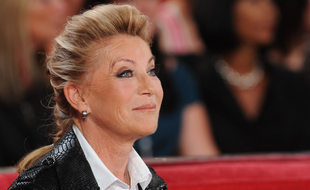 Sheila (Annie Chancel), sur le plateau de Vivement dimanche!, en septembre 2012.