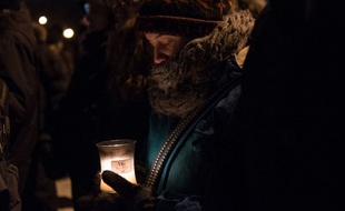 Une Canadienne se recueille aux abords devant le centre culturel islamique de la ville de Quebec, au lendemain de la tuerie qui a fait six morts le 29 janvier 2017.