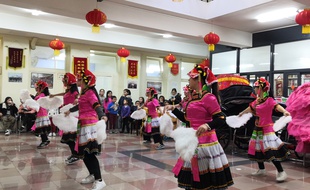 Au local des Chinois résidents en France, on prépare le défilé du Nouvel an chinois, sans guère se préoccuper de l'épidémie de coronavirus.