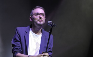 Christophe Willem lors d'un concert à l'Olympia pour l'association Les Voilà, le 13 octobre 2014.