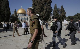 Un visiteur juif passe devant la mosquée de Al-Aqsa à Jérusalem sous la protection des forces de sécurité israéliennes, le 27 octobre 2014