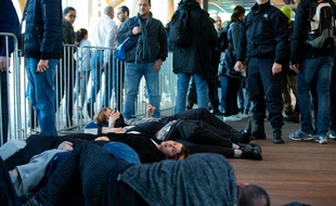 Des militants d'Extinction Rebellion font un « die in » à l'entrée du Salon de l'auto à Bruxelles (Belgique), samedi 18 janvier 2020.