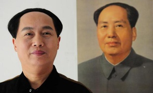L'acteur chinois Xu Ruilin (g), sosie de Mao Tsé-toung, pose devant un portrait du fondateur de la Chine populaire, le 27 janvier 2015 chez lui à Liaocheng, dans la province du Shandong