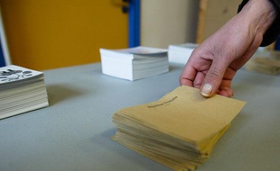 Au premier tour des élections cantonales,le samedi 20 mars 2011, dans un bureau de vote à Lyon.
