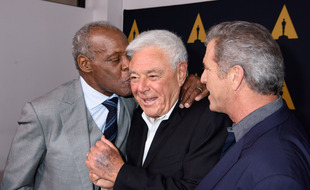 Le réalisateur Richard Donner entouré des acteurs de «L'arme fatale» Danny Glover (gauche) et Mel Gibson (droite)