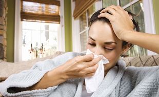 Illustration d'une jeune femme souffrant de la grippe.