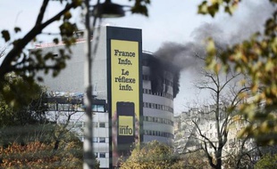 De la fumée s'élève de la Maison de la Radio à Paris, en feu, le 31 octobre 2014