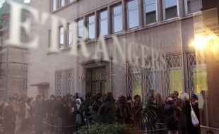 Le gouvernement a envoyé jeudi aux préfets le nouveau texte qui assouplit pour les diplômés étrangers voulant travailler en France la très critiquée circulaire Guéant du 31 mai 2011, mais les étudiants n'y voient qu'un "premier pas" et réclament des "retombées pratiques".