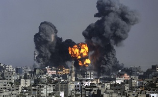 Explosion à Gaza, le 22 juillet 2014, après une attaque israélienne.