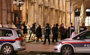 Des amateurs de musique escortés à la sortie de l'opéra de Vienne, le 2 novembre 2020.
