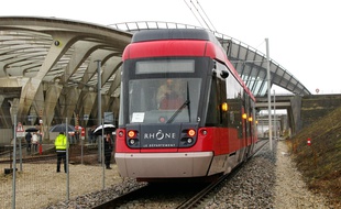 La circulation des tramways T3 et du Rhônexpress desservant l'aéroport de Lyon est interrompue depuis mardi soir en raison d'un acte de malveillance.