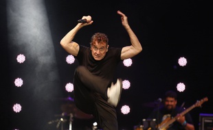 Né au Royaume-Uni, c'est à l'âge de 6 ans que le chanteur arrive avec sa mère à Johannesbourg.