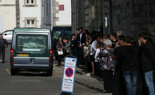 Arrivée du cercueil de Maud Bellec, l'une des victimes de l'accident de Rohan, à l'église de Notre-Dame-de-Joie à Pontivy le 5 août 2015 pour ses obsèques