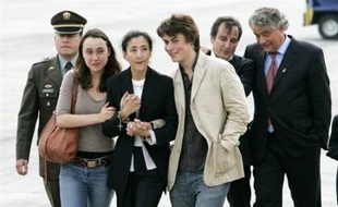 Ingrid Betancourt, qui a pu retrouver à Bogota ses enfants Mélanie et Lorenzo venus de Paris à bord d'un Airbus présidentiel, est attendue vendredi à la mi-journée à l'aéroport militaire de Villacoublay, près de Paris.