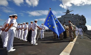 Des membres de la Force navale européenne EUNAVFOR sur un bateau de guerre néerlandais, le Johan de Witt, à Djibouti, dans le cadre de l'opération Atalante