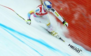 Le brouillard qui a annulé les courses mercredi à Lenzerheide (Suisse) a permis à l'Américaine Lindsey Vonn de remporter la Coupe du monde de descente pour la sixième fois d'affilée, en restant chez elle aux Etats-Unis, et anéanti du même coup les rêves de la Slovène Tina Maze de remporter tous les globes 2013.