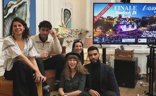 Les quatres finalistes de cette édition 2019, accompagnés de Joachim, l'un des organisateurs (à droite).