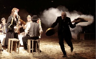La célèbre compagnie de théâtre itinérant du Footsbarn se produira du 8 au 11 décembre .