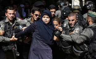 Une femme palestinienne arrêtée par les forces de l'ordre israéliennes, le 26 juillet 2015, à Jérusalem.