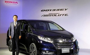 Le président de Honda Motors Takanobu Ito lors d'une conférence de presse à Tokyo le 31 octobre 2013 pour la présentation d'un nouveau véhicule de la gamme Odyssey