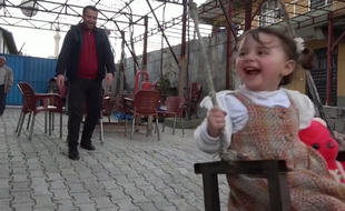La petite Salwa et son père à Hatay, en Turquie, le 26 février.