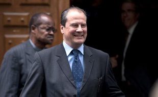 Jean-Christophe Cambadélis (PS), réélu député de Paris, a indiqué lundi sur Canal + que pour la direction du Parti socialiste, il allait "proposer un ticket avec Harlem Désir", numéro deux du parti.