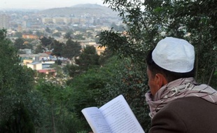 Les talibans ont exigé la rédaction d'une nouvelle Constitution conforme aux principes de l'islam pour participer au processus de paix en Afghanistan, selon une déclaration obtenue samedi par l'AFP au terme d'une réunion avec les autres composantes politiques afghanes près de Paris.