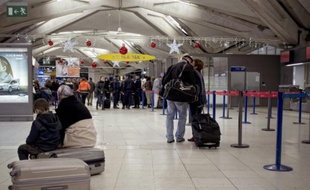 Des passagers attendent dans un terminal de l'aéroport Saint-Exupéry, à Lyon, le 19 décembre 2011