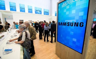 Le groupe sud-coréen Samsung Electronics Co. a annoncé vendredi tabler sur un bénéfice d'exploitation record au troisième trimestre, de quelque 7 milliards d'euros, un résultat attribué par les analystes à la hausse des prix des puces mémoire et des semiconducteurs.