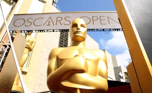 Une statue devant le lieu de remise des Oscars, au Dolby Theatre de Los Angeles.