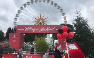Le village de Noël de Nice est entouré de palissade de bois.