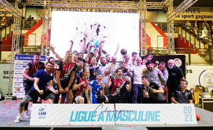 Les joueurs de l'AS Cannes fêtent leur dixième titre de champions de France, le 25 avril 2021 au palais des victoires à Cannes