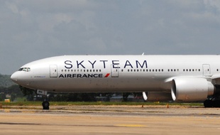 A picture taken on December 20, 2015 shows an Air France flight from Mauritius to Paris grounded at the Moi International Airport in Mombasa, after a suspected bomb was found on board.
An Air France flight from Mauritius to Paris was forced to make an emergency landing in Kenya early today after a suspected bomb was found on board, police said. Navy and police bomb experts were called in to determine if there were any explosives on board the plane, which had 459 passengers and 14 crew members aboard.
/ AFP / -