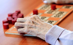 Une personne âgée joue au bingo dans un EHPAD (établissement d'hébergement pour personnes âgées dépendantes) le 4 décembre 2013