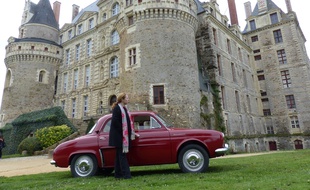 Promenade au château de Brissac avec la Dauphine mise à disposition de Rétro émotion.