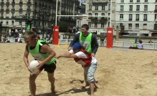 20minutes a testé le rugby à Paris-Plages.