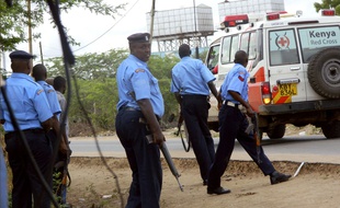 Des policiers devant l'université de Garissa, au Kenya, lors de l'attaque des shebab le 2 avril 2015.