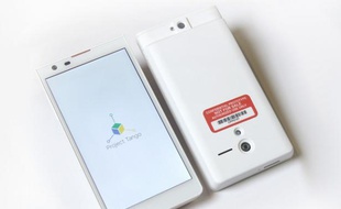 Un prototype de smartphone capable de modéliser son environnement en 3D, dévoilé par Google le 20 février dans le cadre de son Projet Tango.