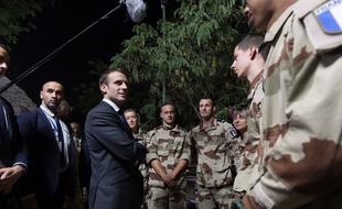 Emmanuel Macron a rendu visite aux soldats de l'opération Barkane au Tchad, le 22 décembre 2018.