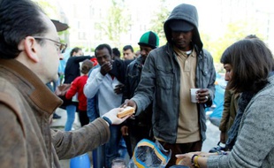 Distribution de nourriture à des réfugiés dans un camp de fortune le 27 mai 2016 à Paris
