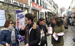 Des militants communistes au marché de Saint-Denis.